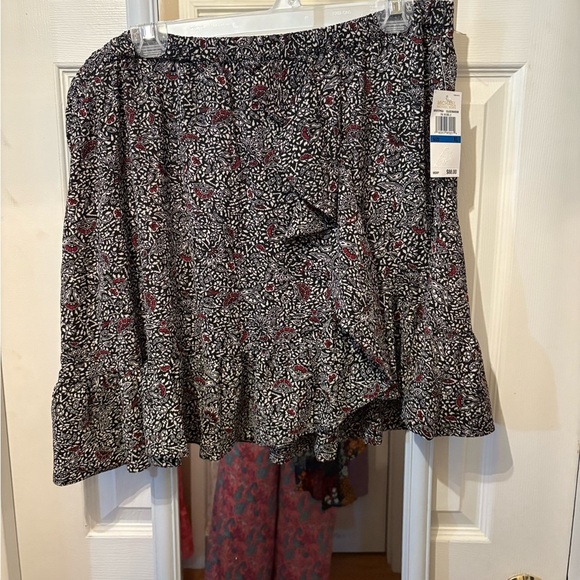 Floral Black and Red‎ Women's Skirt - Picture 1 of 3